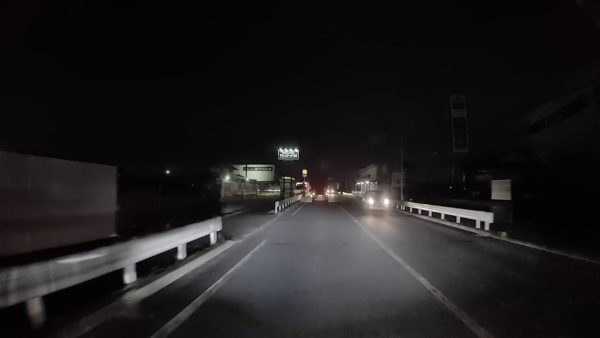 ドラレコ画像、夜の国道の画像。